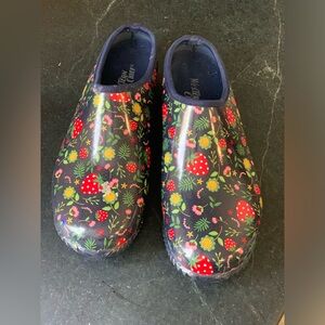 WESTERN CHIEF | Rubber Garden Clogs | Strawberry and Flower Pattern | Sz 9